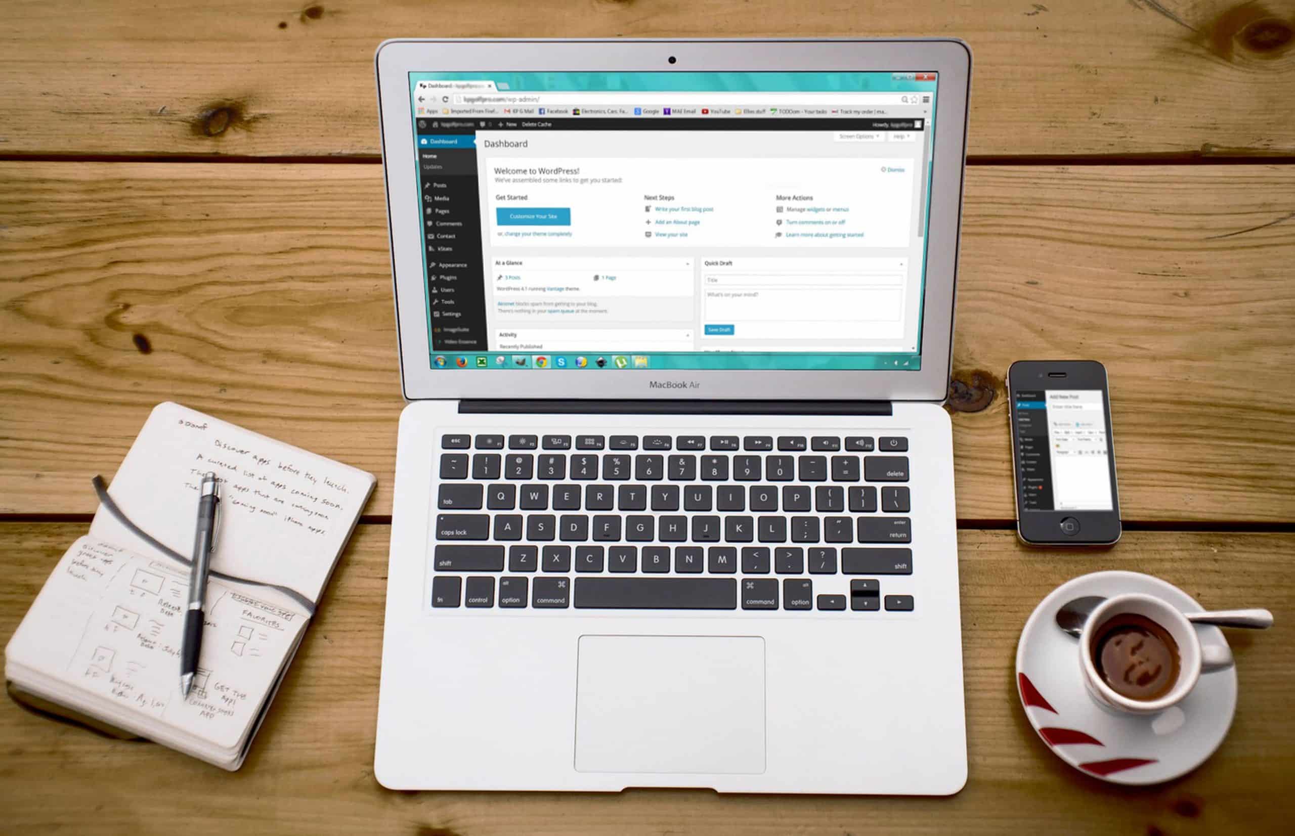 Un ordinateur posé sur le bureau, affichant l'interface administrateur de WordPress.